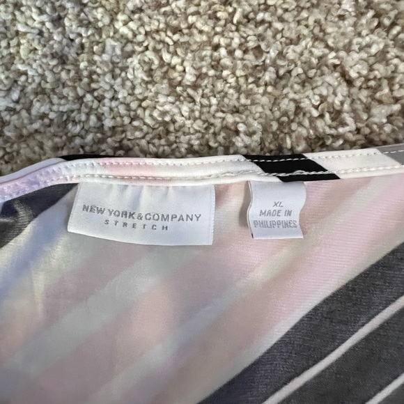 NY & Company black/gray/pink, stretch shell, size XL. - Picture 2 of 2